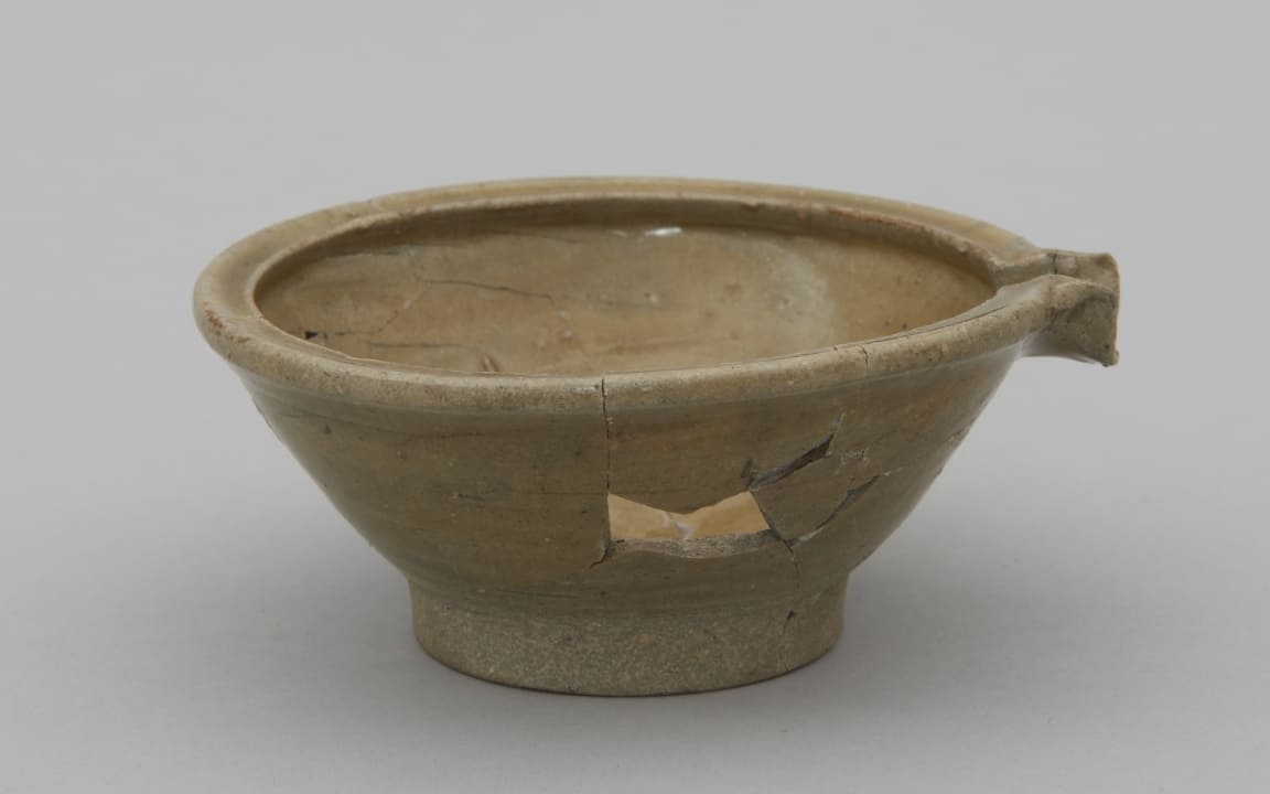 灰釉陶器　片口鉢